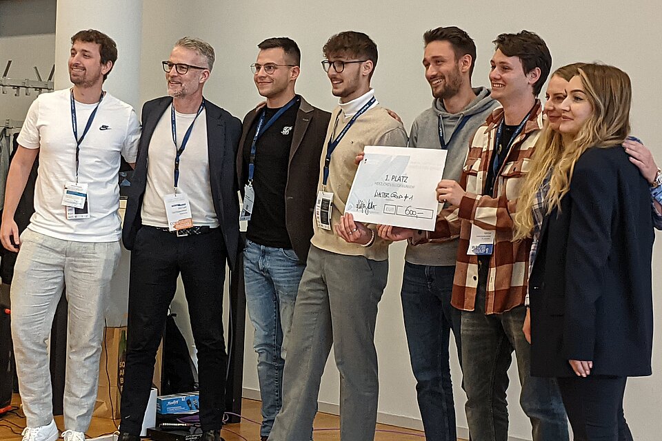 Das Bild zeigt Studierende bei der Siegerehrung der Innovation Sprints in Salzburg.