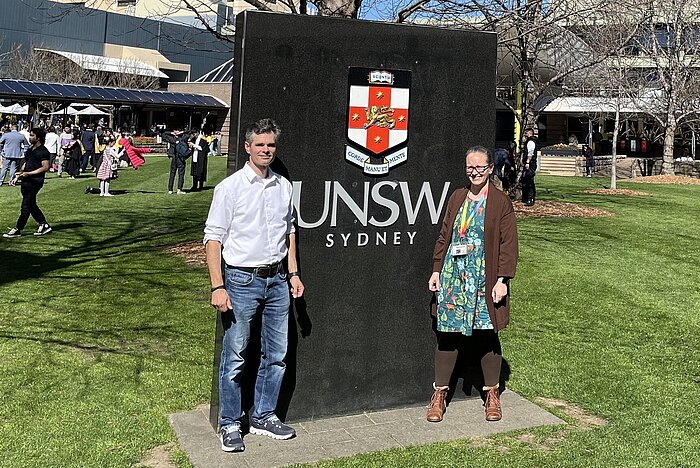 Das Bild zeigt zwei Personen, Professor Robert Kellner und Professorin Elisabeth Angstmann, auf dem Gelände der University of New South Wales in Sydney.