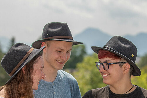 Studierende aus Rosenheim mit Hut vor Alpenpanorama