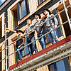 Studierende der Fakultät Holztechnik und Bau auf einem Baugerüst vor einem Holzgebäude